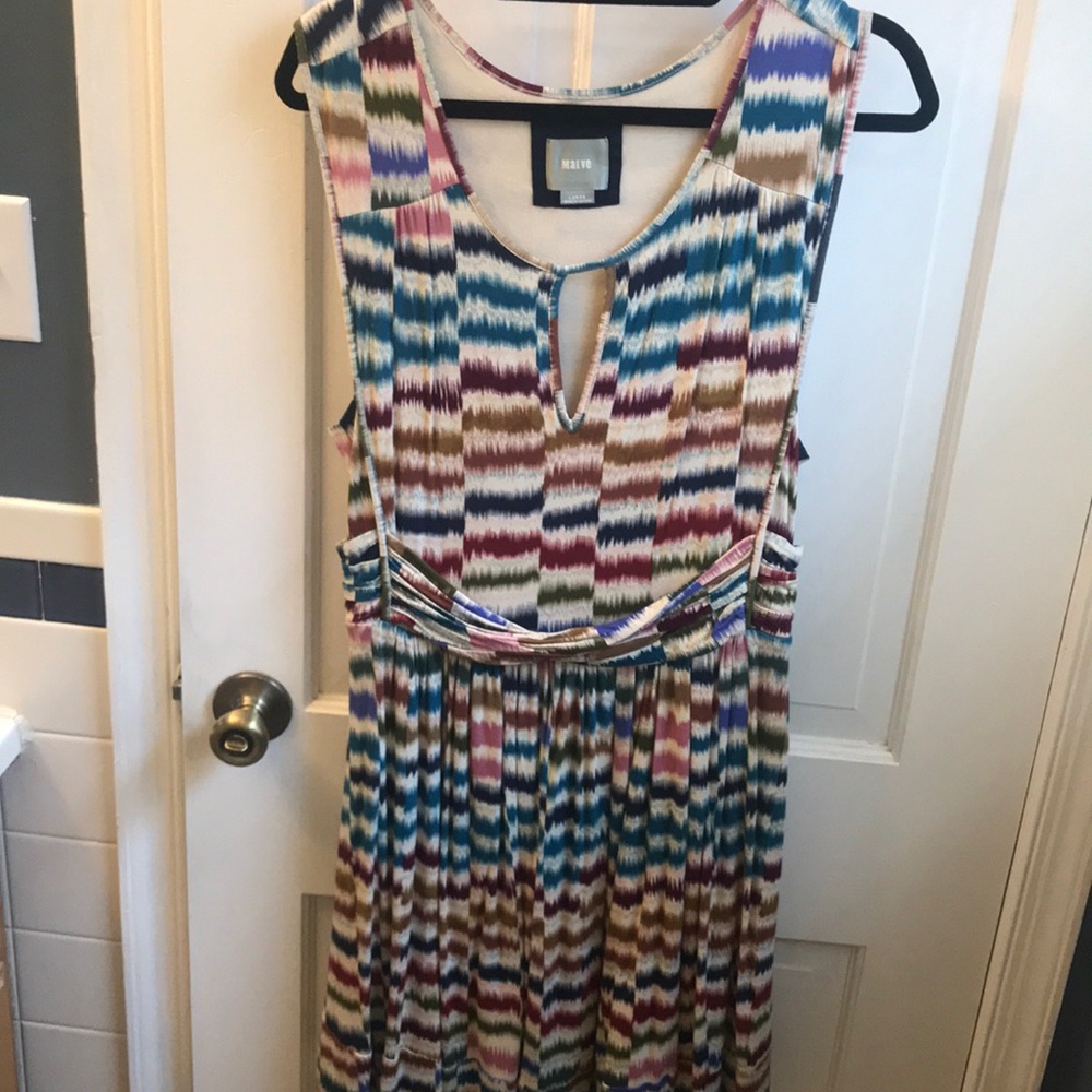 Beautiful colorful dress!